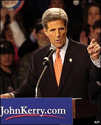John Kerry, pré-candidato democrata à Presidência dos Estados Unidos, e Wesley Clark