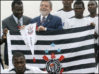 Lula com jogadores de futebol em Luanda