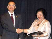 TT Trung Quốc Ôn Gia Bảo và cựu tổng thống Megawatti hồi năm 2003