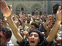 Tín đồ Hồi giáo hệ phái Shia trước đền thiêng ở Najaf
