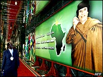 Một đại biểu tại hành lang của trung tâm hội nghị diễn ra ở thị trấn SirteSẽ có nhiều điều để đạt được tại kỳ họp thượng đỉnh của Liên hiệp Phi châu