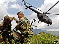 Soldado colombiano e americano na fronteira amazônia