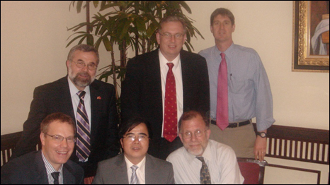 Luật sư Lê Quốc Quân (ngồi giữa)