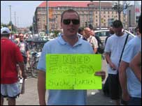 球迷胸挂求购球票的牌子