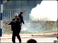 آلبانيايی تبارها در حال پرتاب سنگ