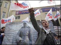 Protesto contra retirada do monumento em abril