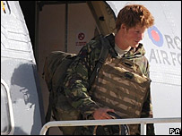 Príncipe Harry desembarca na Grã-Bretanha