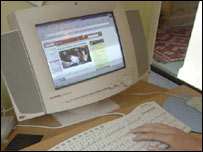 Cubano usando computador