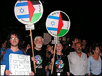 Uri Avnery (de barba branca) em manifestação pacifista em Israel (Foto: Guila Flint)
