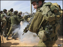 Militares israelenses em confronto com palestinos