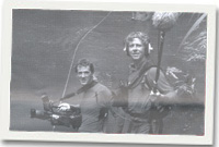 Rhys (yn dal y camera) ac Emyr Jones, dyn sain o Borthmadog, yn ffilmio ym Mrasil