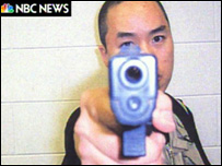 Cho Seung-Hui, em foto enviada à rede de TV americana NBC News (foto: NBC News)