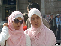 Tunuslu genç kadınlar