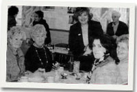 Mrs Ruth Owen a ffrindiau yn mwynhau paned