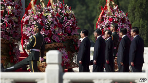 中共中央政治局常委到北京天安门广场向人民英雄纪念碑敬献花篮。