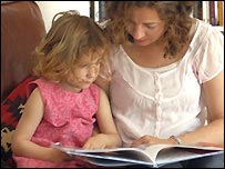 家长与孩子一起阅读