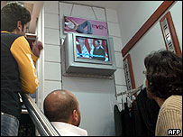 Libaneses assistem ao pronunciamento de Al-Assad