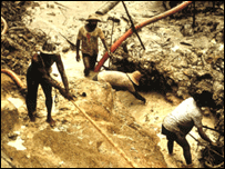 Garimpeiros em terras Yanomami - Colin Jones/Survival International