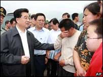 O presidente da China, Hu Jintao, se encotnra com parentes de vítima do terremoto na China