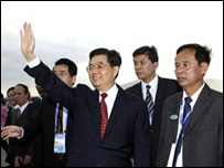 Ông Hồ Cẩm Đào đến Đà Nẵng hôm 15-11 (ảnh của Tân Hoa xã)