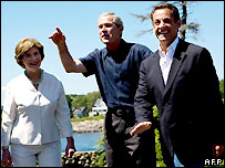 بوش، همسرش و مهمان فرانسوی شان، نیکولا سارکوزی