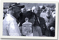 Carl Mason yn derbyn y gwpan gan Brenda Wyn Evans