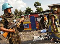 Soldados da ONU patrulham na República Democrática do Congo