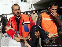 Criança ferida é levada para hospital na Cidade de Gaza