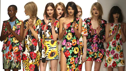 Ashish在2012倫敦春夏時裝周上，展現出大片花卉的絢爛張揚。