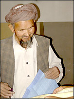 افغان درحال رای دادن در مزار شريف - عکس از هارون نجفی زاده