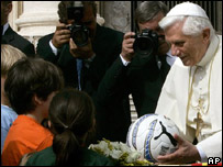 O papa Bento 16 recebe uma bola de futebol de presente de crianças na quarta-feira, 21 de setembro de 2005, na praça de São Pedro, no Vaticano