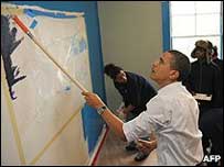 Obama gençlerin barınağını boyuyor