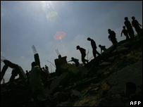 کودکان فلسطینی ویرانه به جا مانده از حمله هوایی اسرائیل در اردوگاه جبالیه را چک می کنند