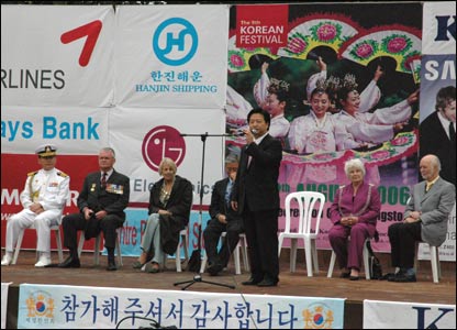 Chủ tịch hội cư dân Hàn William Seok phát biểu, phía sau là hàng quan khách