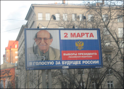 Các tấm panô nhắc người dân đi bầu vào ngày 2/3. 