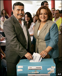 امیر پرتز با همسرش رای می دهد