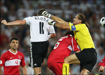 Rustu Recber cản phá Klose