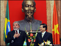 O presidente brasileiro, Luiz Inácio Lula da Silva e o presidente do Vietnã, Nguyen Minh Tien. Foto: HOANG DINH NAM/AFP/Getty Images