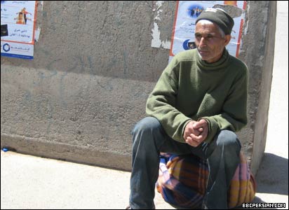 یک مهاجر اخراج شده از ایران با یک ساک (بکس) حاوی وسایل همراهش، در گمرک مرزی اسلام قلعه