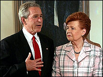 बुश लातवियाई राष्ट्रपति वाइरा वाइकी फ़्राइबेर्गा