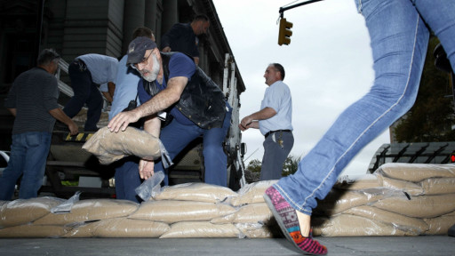 美東民眾在住房外壘起臨時防洪牆，以準備迎接颶風桑迪登陸。