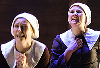 Eu cyhuddo o fod yn wrachod