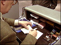 مامور گمرک درحال معاينه پاسپورت، عکس از آرشيو