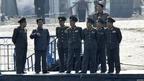 中朝鴨綠江邊境上一批朝鮮士兵站在新義州一側岸邊聽取領導指示（10/4/2013）