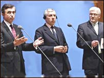 جک استرا (وسط) و وزيران خارجه فرانسه (چپ) و آلمان