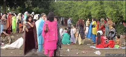 زنان و دختران افغان در باغ زنانه پیشاور