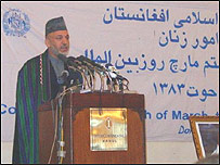 حامد کرزی حضور زنان در کابينه دولتش را برازنده دانست و از تلاشهای دولتش برای بهبود وضعيت آموزشی زنان سخن گفت.