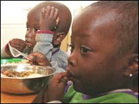 کودکان کنيايی که والدين خود را در اثر ايدز از دست داده اند