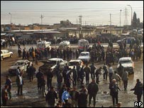 policiais e médicos no local da explosão em Kirkuk