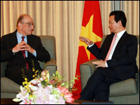 Thủ tướng Nguyễn Tấn Dũng và Cựu Giám đốc Qũy Dự trữ Liên Bang Alan Greenspan gặp gỡ hồi tháng Sáu khi ông Dũng thăm Hoa Kỳ